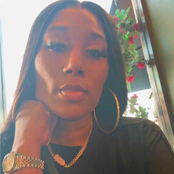 Meet your Posher, Deonna - Picture 1 of 1